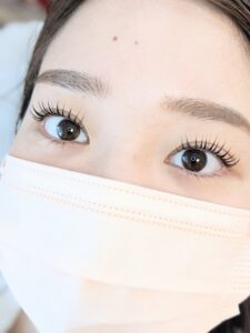仙台の自宅サロンでまつげパーマ・マツエクを行っています。駐車場無料。まつげパーマの仕上がりやおすすめデザインを掲載しています。県道仙台大衡線北山トンネルに近いため仙台市中心部や泉区、富谷町方面からお車でのアクセスも便利です 
