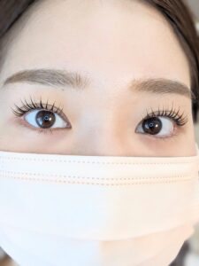 仙台の自宅サロンでまつげパーマ・マツエクを行っています。駐車場無料。まつげパーマの仕上がりやおすすめデザインを掲載しています。県道仙台大衡線北山トンネルに近いため仙台市中心部や泉区、富谷町方面からお車でのアクセスも便利です 