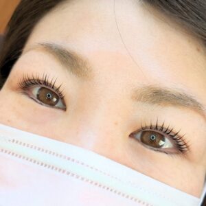 仙台の自宅サロンでまつげパーマ・マツエクを行っています。駐車場無料。まつげパーマの仕上がりやおすすめデザインを掲載しています。県道仙台大衡線北山トンネルに近いため仙台市中心部や泉区、富谷町方面からお車でのアクセスも便利です
